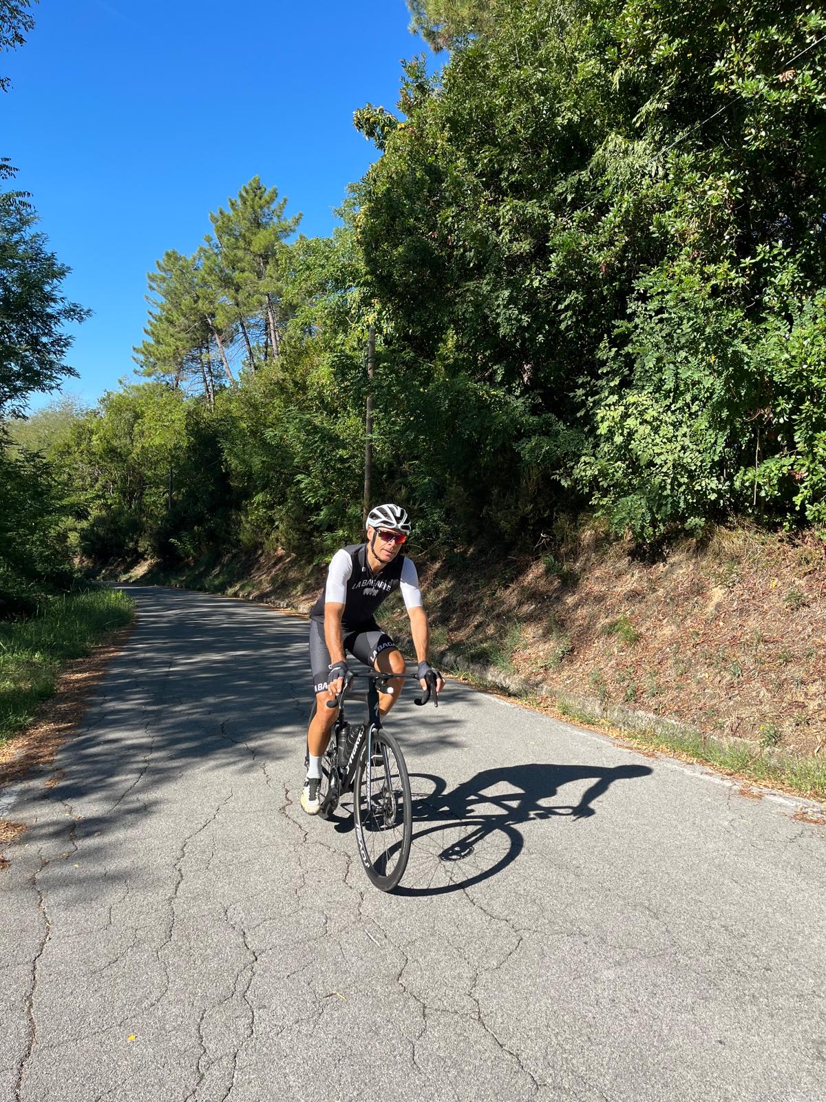 Ciclista La Bagarre su una salita