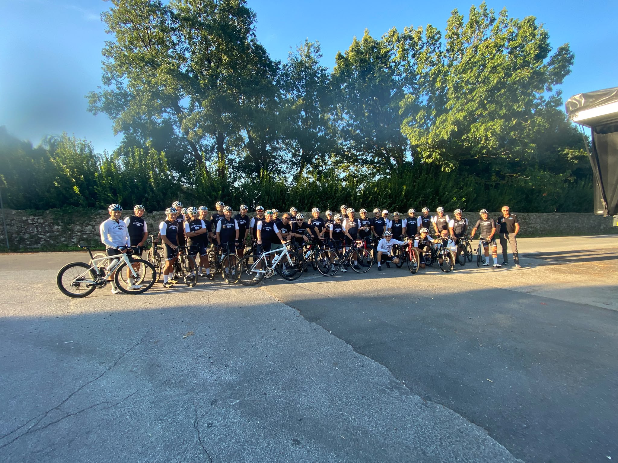 La squadra La Bagarre schierata con le biciclette all'alba